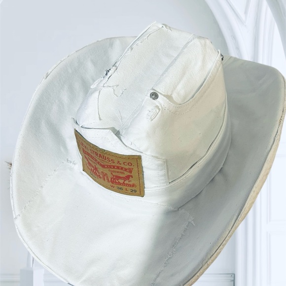Levi's White Canvas Hat - Picture 5 of 6